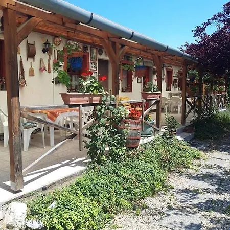 Gabor Vendeghaz Guest house *